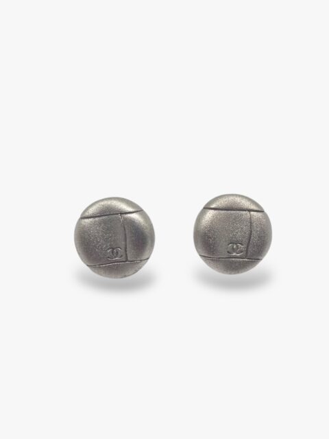 CHANEL – ORECCHINO A LOBO BOTTONE SILVER