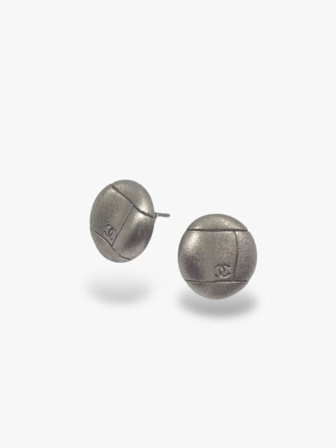 CHANEL – ORECCHINO A LOBO BOTTONE SILVER