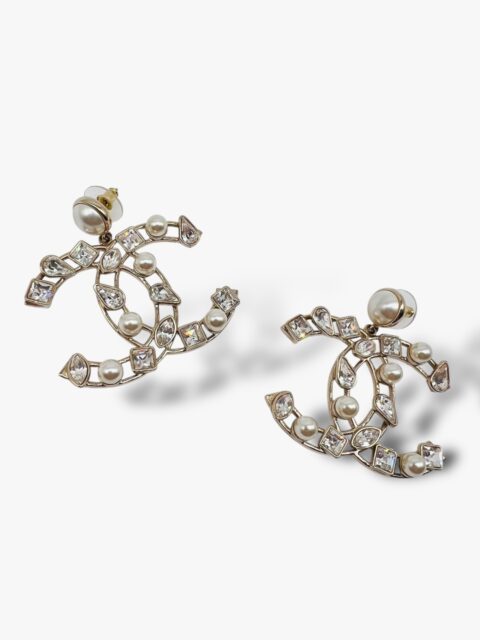 CHANEL – ORECCHINI A LOBO PENDENTI DOPPIE CC