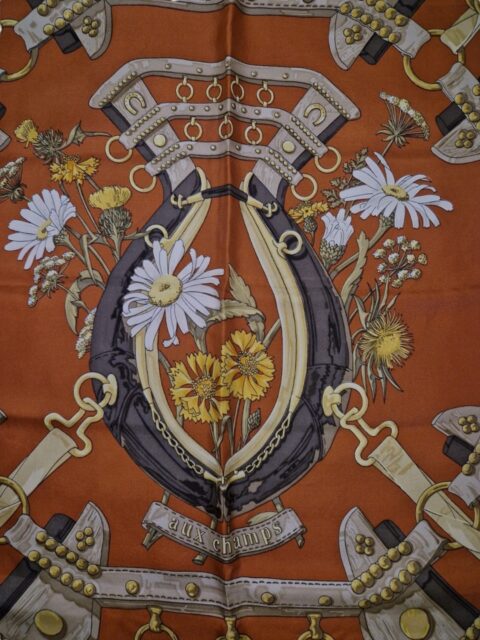 HERMÈS – CARRÉ 90 “AUX CHARMS VINTAGE” SETA
