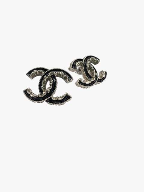 CHANEL – ORECHINI DOPPIE CC SMALTO E LAVORAZIONE RICAMO