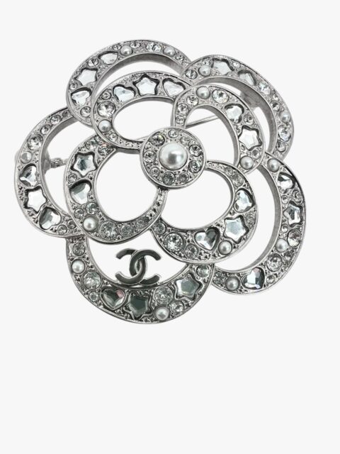 CHANEL – SPILLA CAMELIA METALLO CON CRISTALLI – CUORI – STELLE E PERLA
