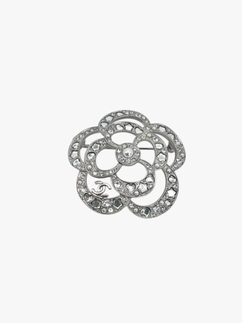 CHANEL – SPILLA CAMELIA METALLO CON CRISTALLI – CUORI – STELLE E PERLA