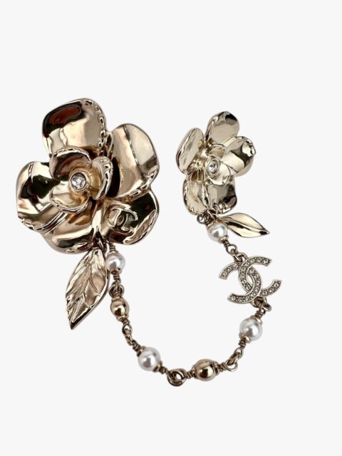 CHANEL – SPILLA DOPPIA CAMELIA METALLO CON CATENELLA