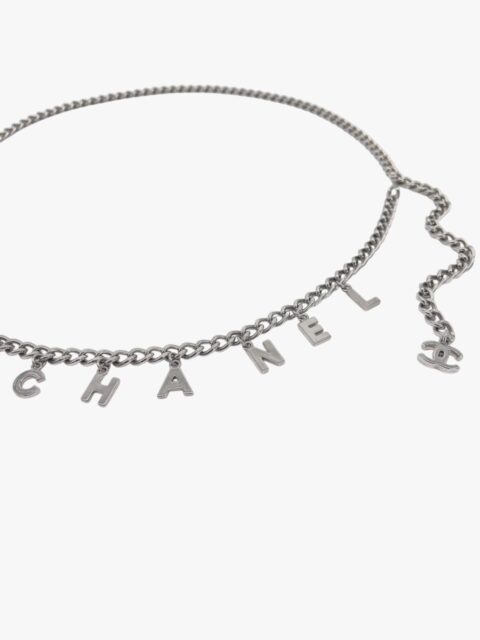 CHANEL – CINTURA CATENA IN METALLO LETTERING SILVER – ACCESSORIO MUST-HAVE