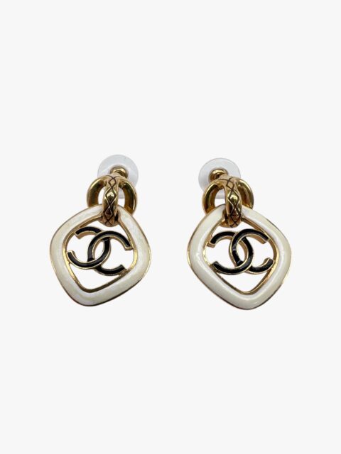CHANEL – ORECCHINI A LOBO PENDENTE ROMBO SMALTO BIANCO CC NERE – GHW