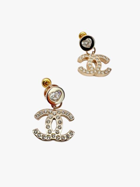 CHANEL – ORECCHINI A LOBO IN METALLO DORATO CRISTALLO A CUORE – PENDENTE DOPPIA CC E STRASS