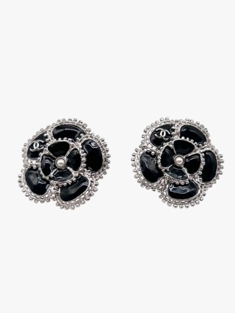 CHANEL – ORECCHINI A LOBO CAMELIA CON PERLA CENTRALE E SMALTO NERO