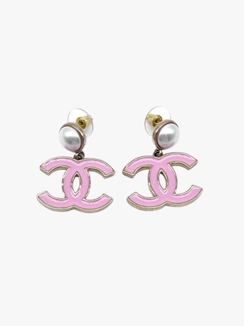 CHANEL – ORECCHINI A LOBO CON PERLA AVORIO – PENDENTE  DOPPIA CC SMALTATO ROSA GHW
