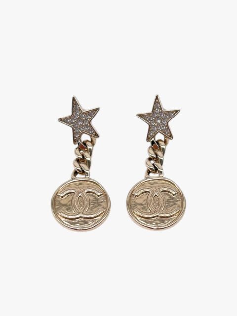 CHANEL – ORECCHINI A LOBO CON STELLA E STRASS PENDENTE MONETA CC – GHW