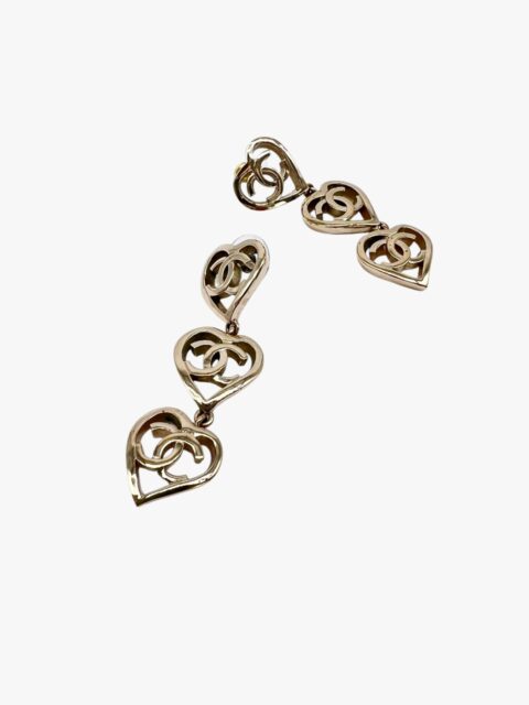 CHANEL – ORECCHINI A LOBO TRE CUORI PENDENTI CON CC METALLO LIGHT GOLD