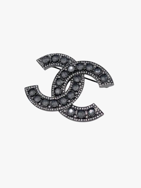 CHANEL – SPILLA IN RUTENIO LUCIDO CC CON CRISTALLI CANGIANTI