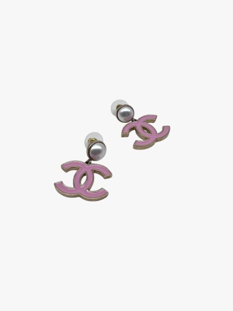 CHANEL – ORECCHINI A LOBO CON PERLA AVORIO – PENDENTE  DOPPIA CC SMALTATO ROSA GHW