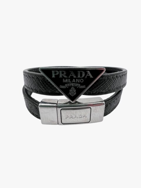 PRADA – BRACCIALE IN SAFFIANO NERO, LOGO TRIANGOLO SMALTATO SHW