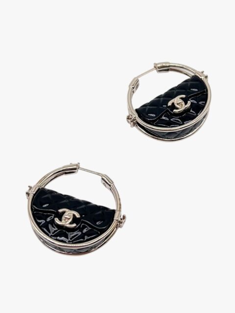 CHANEL – ORECCHINI A LOBO HOOP METALLO GOLD BORSETTA MATELASSÉ SMALTO NERO