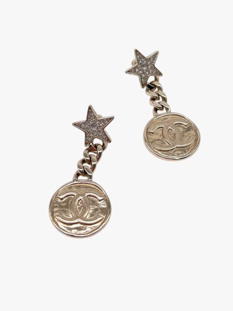 CHANEL – ORECCHINI A LOBO CON STELLA E STRASS PENDENTE MONETA CC – GHW