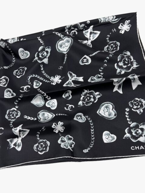 CHANEL – FOULARD SETA 90×90 ORLATO A MANO NERO STAMPE BIANCHE