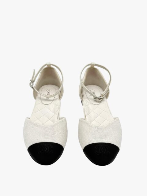 CHANEL – SANDALO FLAT CON PAILLETTES BIANCHE E PUNTA GROSGRAIN MIS. 38 – SHW