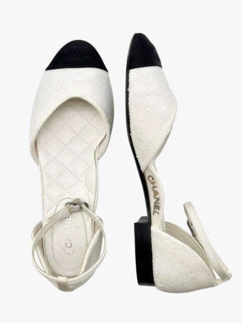 CHANEL – SANDALO FLAT CON PAILLETTES BIANCHE E PUNTA GROSGRAIN MIS. 38 – SHW