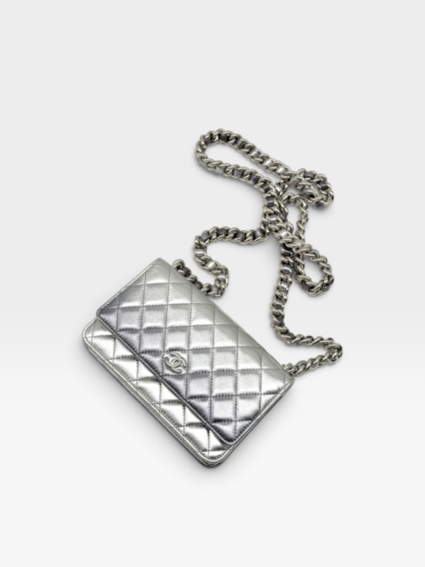 CHANEL – PORTAFOGLIO CON CATENA CLASSICO PELLE ARGENTATA DEGRADE – SHW