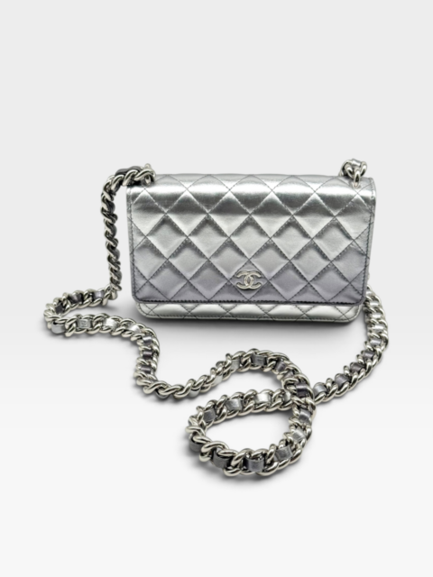 CHANEL – PORTAFOGLIO CON CATENA CLASSICO PELLE ARGENTATA DEGRADE – SHW