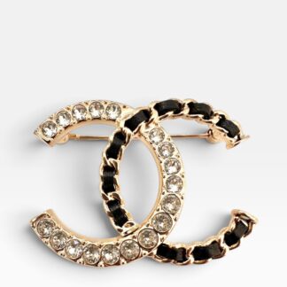 CHANEL - SPILLA DOPPIE CC PELLE INTRECCIATA E CRISTALLI - GHW