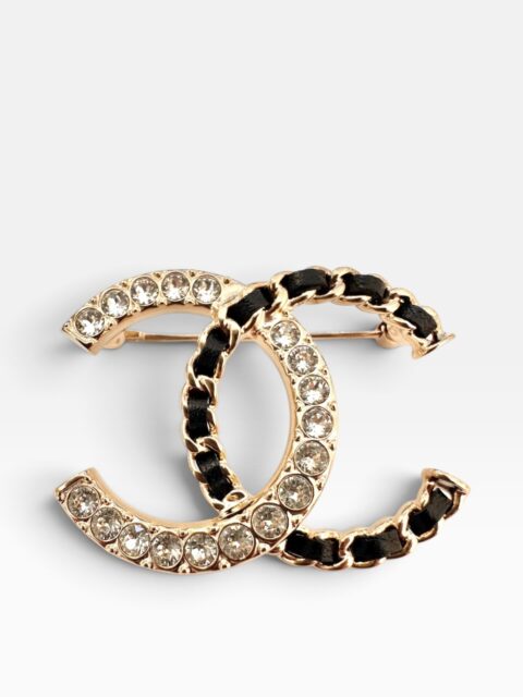 CHANEL – SPILLA DOPPIE CC PELLE INTRECCIATA E CRISTALLI – GHW