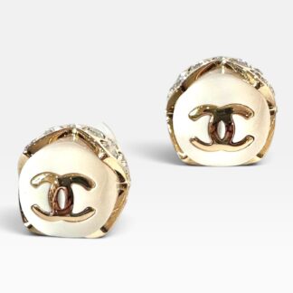 CHANEL - ORECCHINI A LOBO BOTTONE RESIAN BIANCA METALLO E CRISTALLI - GHW
