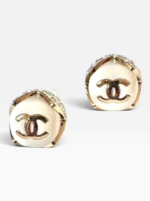CHANEL – ORECCHINI A LOBO BOTTONE RESIAN BIANCA METALLO E CRISTALLI – GHW