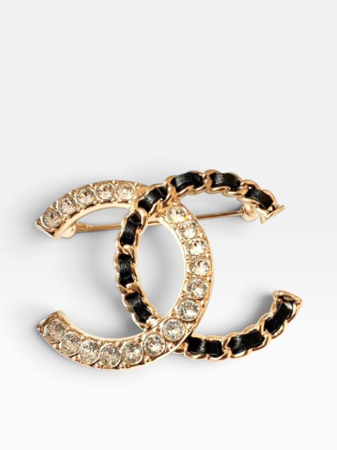 CHANEL – SPILLA DOPPIE CC PELLE INTRECCIATA E CRISTALLI – GHW
